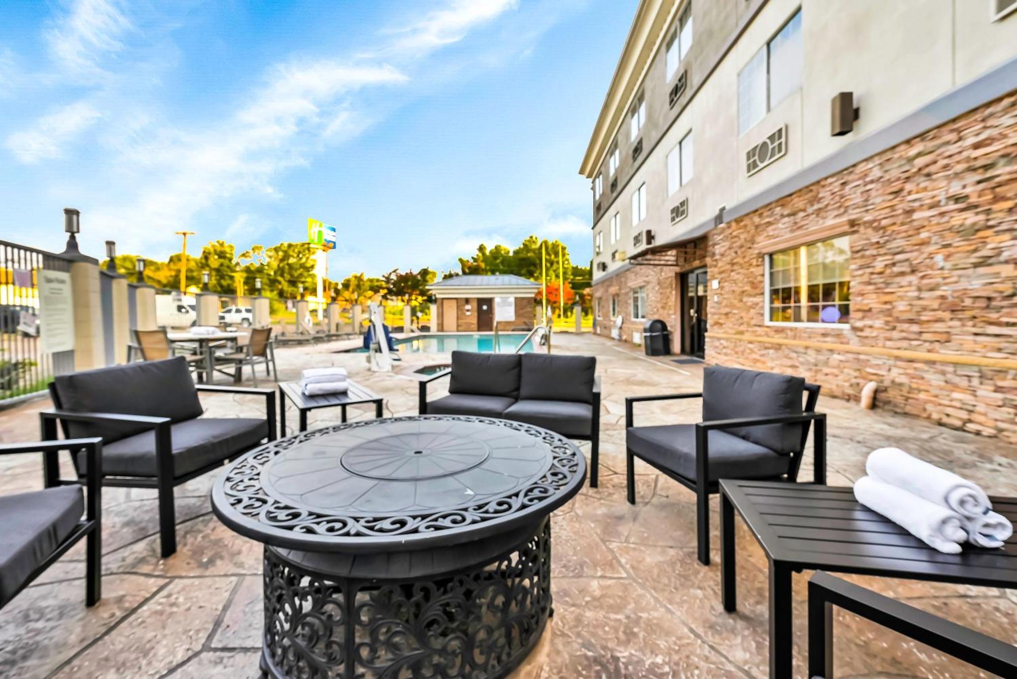 Holiday Inn Express Palestine By Ihg Extérieur photo